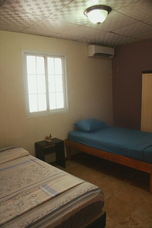 Imagen de la habitación del Hotel Twin Fin Plaza. Foto 17