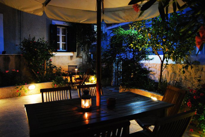 Imagen de los exteriores del Hotel Twin House. Foto 17