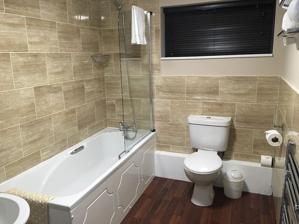 Imagen de la habitación del Hotel Twin Oaks. Foto 5