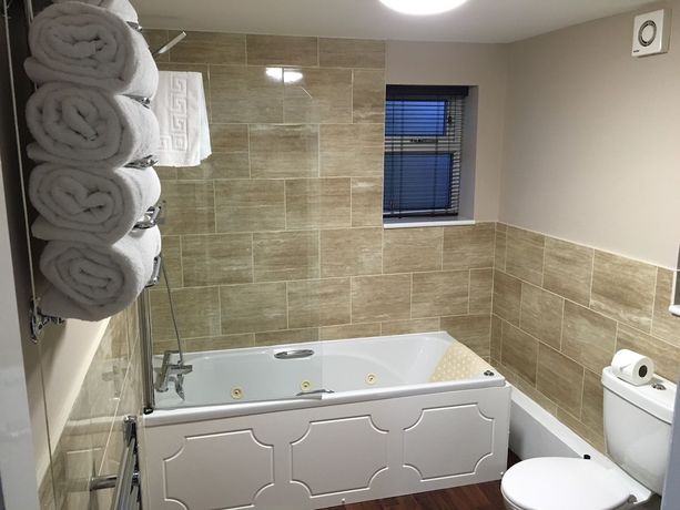 Imagen de la habitación del Hotel Twin Oaks. Foto 8
