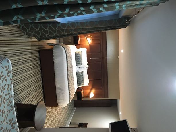 Imagen de la habitación del Hotel Twin Oaks. Foto 10