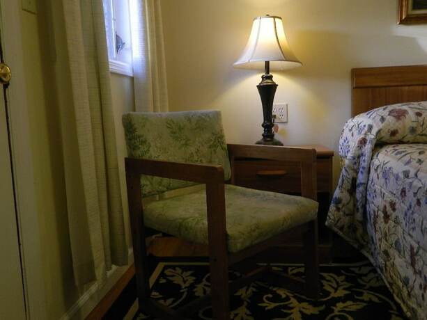 Imagen de la habitación del Hotel Twin Oaks Motel. Foto 18