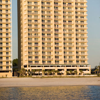 Imagen de los exteriores del Hotel Twin Palms By Royal American Beach Getaways. Foto 11