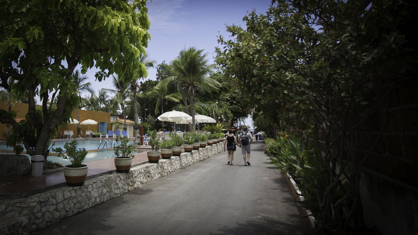 Imagen de los exteriores del Hotel Twin Palms Resort. Foto 13