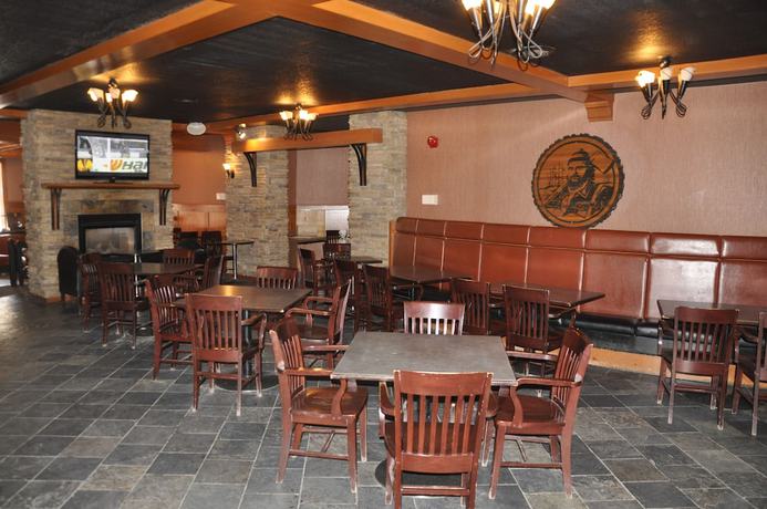 Imagen del bar/restaurante del Hotel Twin Pine Inn and Suites. Foto 4