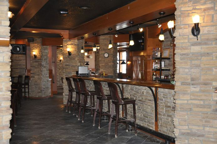 Imagen del bar/restaurante del Hotel Twin Pine Inn and Suites. Foto 5