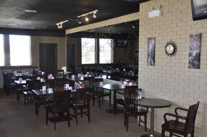 Imagen del bar/restaurante del Hotel Twin Pine Inn and Suites. Foto 6