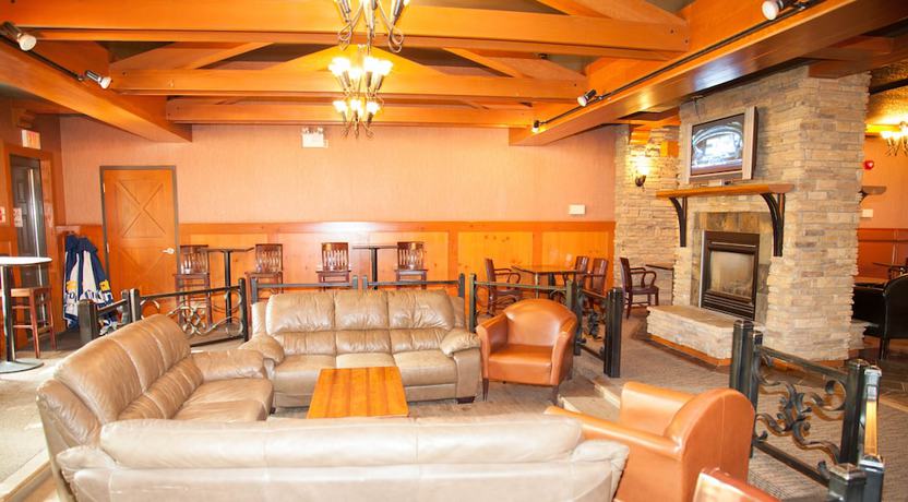 Imagen de los interiores del Hotel Twin Pine Inn and Suites. Foto 20