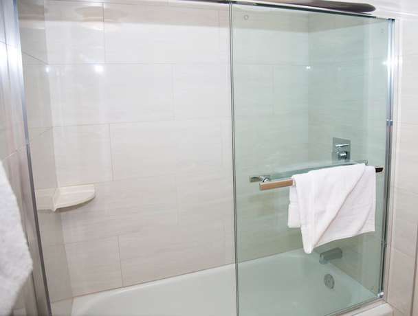 Imagen de la habitación del Hotel Twin Pine Inn and Suites. Foto 13