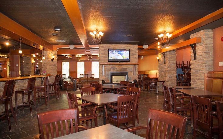 Imagen del bar/restaurante del Hotel Twin Pine Inn and Suites. Foto 8