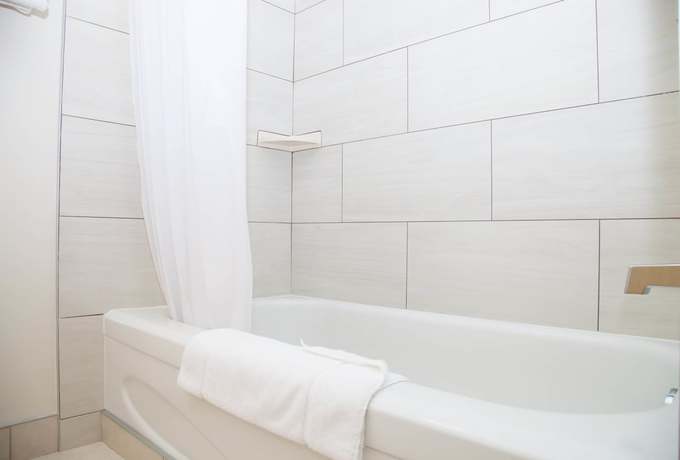 Imagen de la habitación del Hotel Twin Pine Inn and Suites. Foto 16