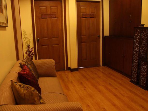 Imagen de los interiores del Hotel Twin Pines Suites. Foto 4