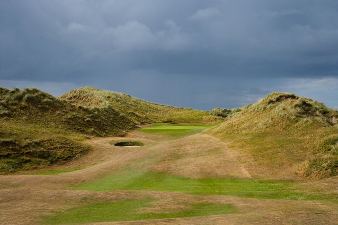 Imagen de los exteriores del Hotel Twin Trees. Foto 8