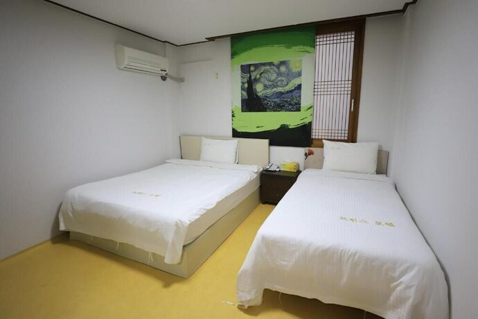 Imagen de la habitación del Hotel Twins, Jeju. Foto 26