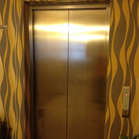 Imagen de los interiores del Hotel Twins Manggadua. Foto 7