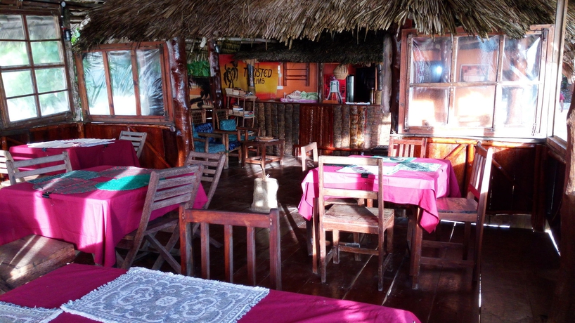 Imagen del bar/restaurante del Hotel Twisted Palms Lodge and Restaurant. Foto 10