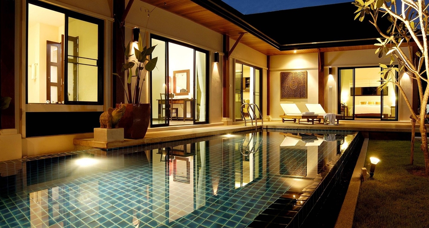 Imagen de los exteriores del Hotel Two Villas Holiday Oriental Style Naiharn Beach. Foto 5
