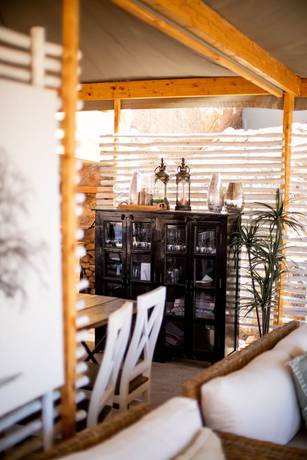 Imagen de los interiores del Hotel Twyfelfontein Adventure Camp. Foto 13