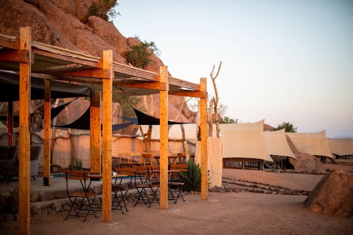 Imagen de los exteriores del Hotel Twyfelfontein Adventure Camp. Foto 11