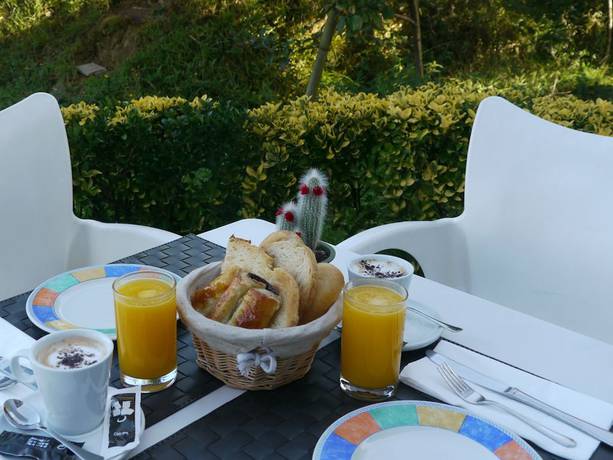 Imagen del bar/restaurante del Hotel Txintxua. Foto 4