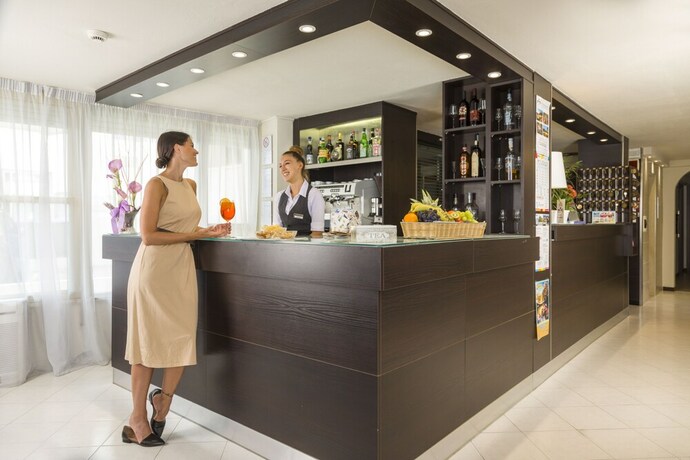 Imagen del bar/restaurante del Hotel Tyc. Foto 19