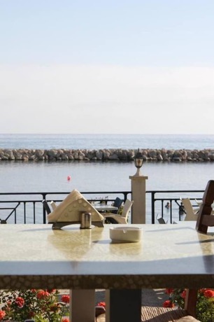 Imagen del bar/restaurante del Hotel Tylos Beach. Foto 1