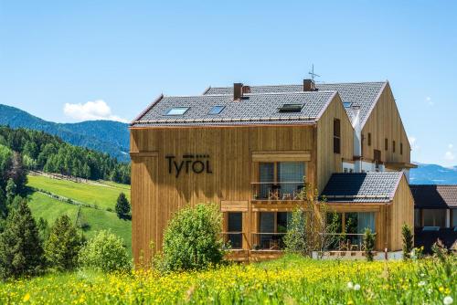 Imagen general del Hotel Tyrol, Funes. Foto 1
