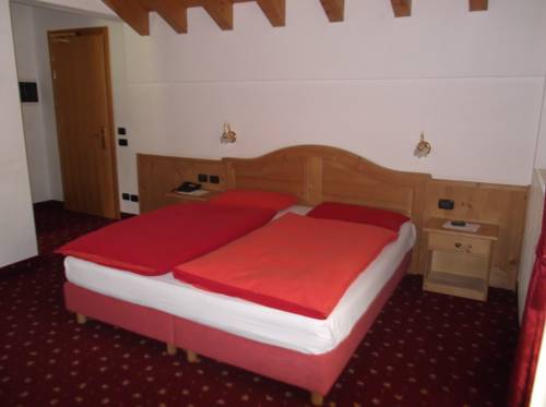 Imagen de la habitación del Hotel Tyrolia. Foto 14