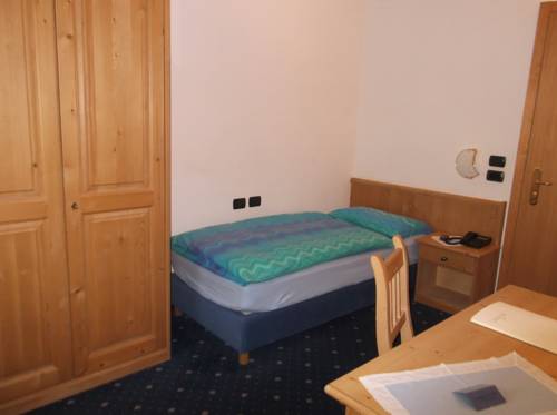 Imagen de la habitación del Hotel Tyrolia. Foto 15