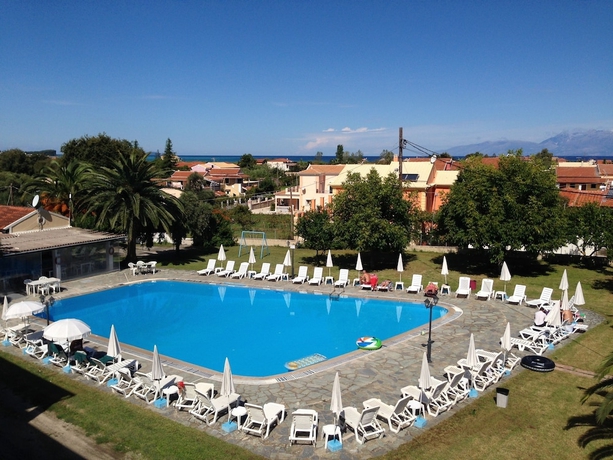 Imagen de la piscina del Hotel Tzilios Studios. Foto 16