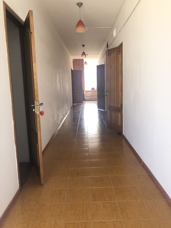 Imagen de los interiores del Hotel U Iliyasa Inn. Foto 17