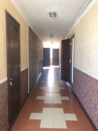 Imagen de los interiores del Hotel U Iliyasa Inn. Foto 19