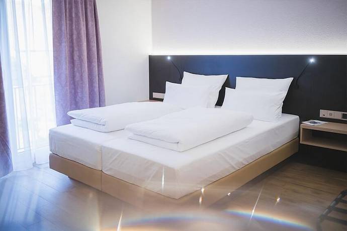 Imagen de la habitación del Hotel U7. Foto 19