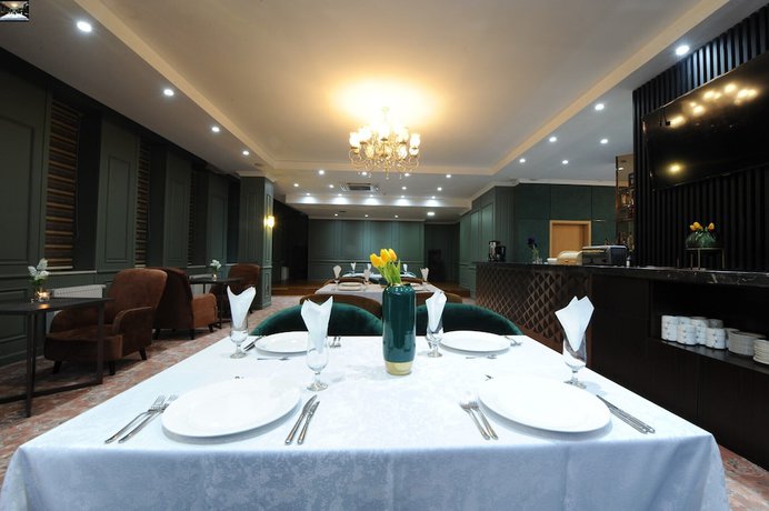 Imagen del bar/restaurante del Hotel UB Grand Hotel. Foto 2