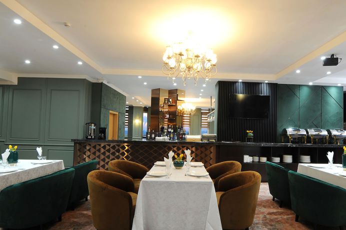 Imagen del bar/restaurante del Hotel UB Grand Hotel. Foto 4