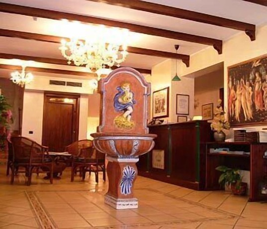 Imagen de los interiores del Hotel U\'Bais. Foto 20