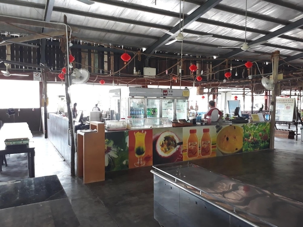 Imagen del bar/restaurante del Hotel UK Farm Agro Resort. Foto 7