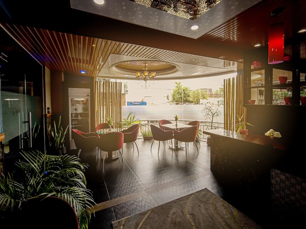 Imagen del bar/restaurante del Hotel UMET Seaview with Free Roundtrip Airport Pick up and drop off. Foto 2