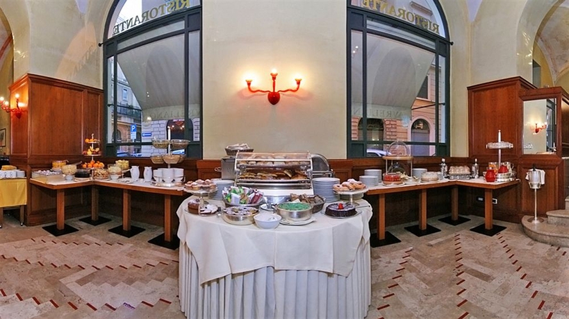 Imagen del bar/restaurante del Hotel UNA Empire Roma. Foto 2