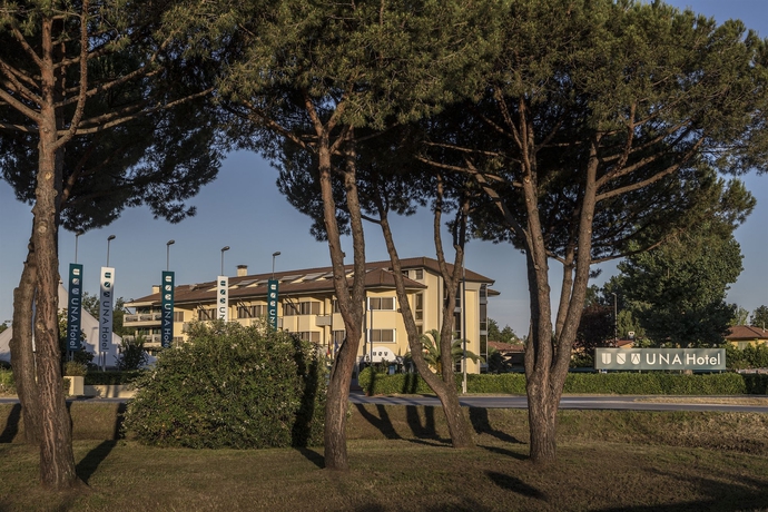 Imagen de los exteriores del Hotel UNA Hotels Forte Dei Marmi. Foto 10