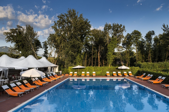 Imagen de la piscina del Hotel UNA Hotels Forte Dei Marmi. Foto 15
