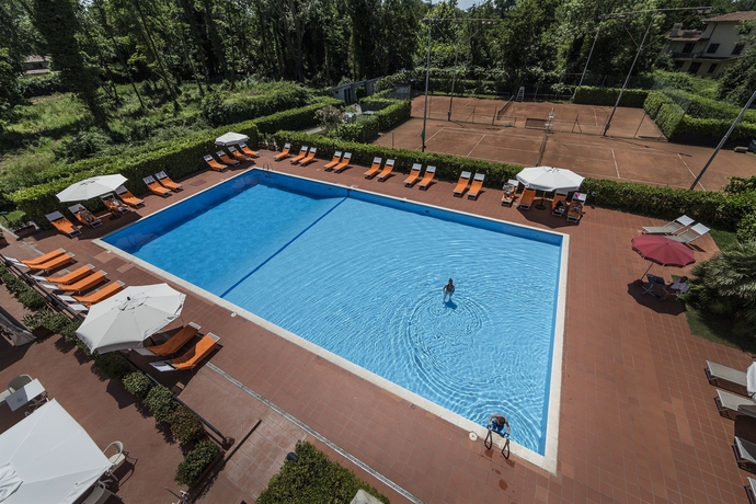 Imagen de la piscina del Hotel UNA Hotels Forte Dei Marmi. Foto 16