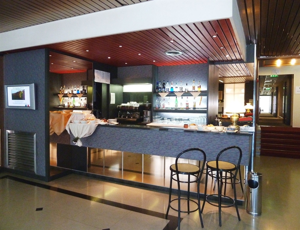 Imagen del bar/restaurante del Hotel UNA Lodi. Foto 6