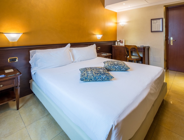 Imagen de la habitación del Hotel UNAHOTELS Galles Milano. Foto 10