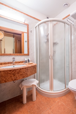 Imagen de la habitación del Hotel UNAHOTELS Galles Milano. Foto 13