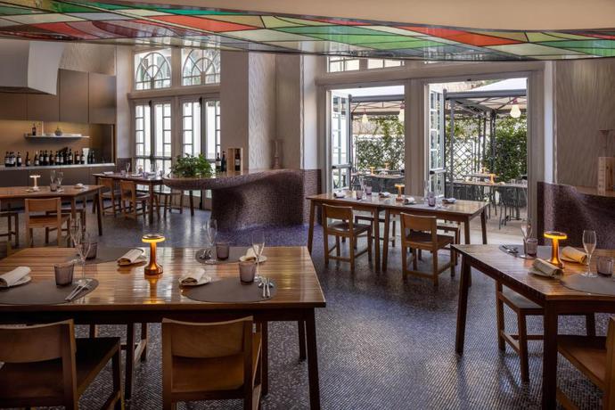 Imagen del bar/restaurante del Hotel UNAHOTELS Vittoria Firenze. Foto 2