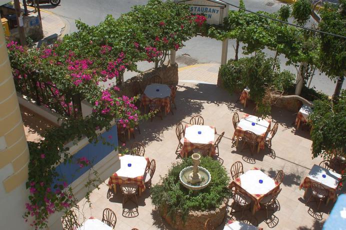 Imagen del bar/restaurante del Hotel UNCLE GEORGE STUDIOS. Foto 5