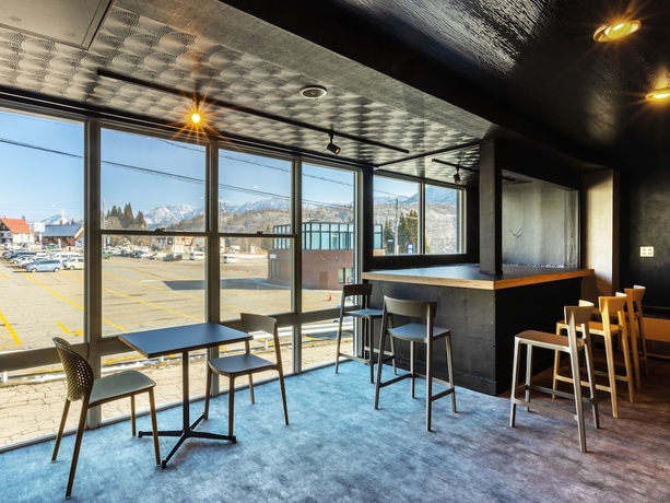 Imagen del bar/restaurante del Hotel UNPLAN Village Hakuba &ndash; Hostel. Foto 2