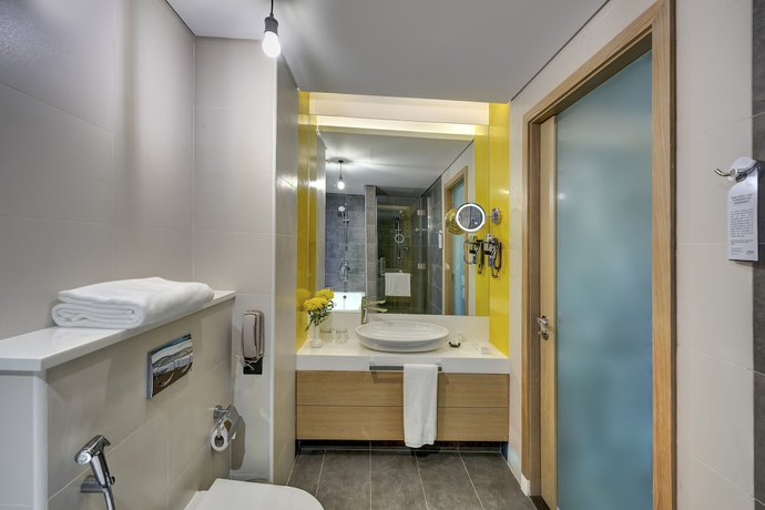 Imagen de la habitación del Hotel URBAN Al Khoory. Foto 4