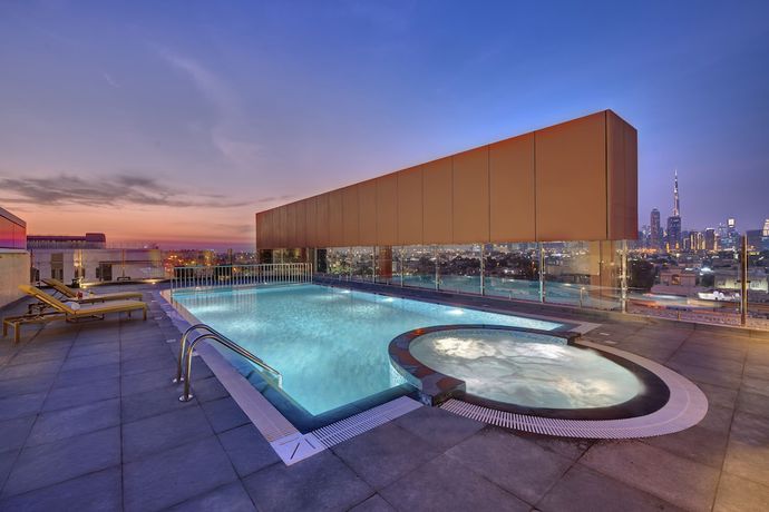 Imagen de la piscina del Hotel URBAN Al Khoory. Foto 14